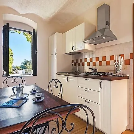Apartment In Sleeps 4 Includes Air Con